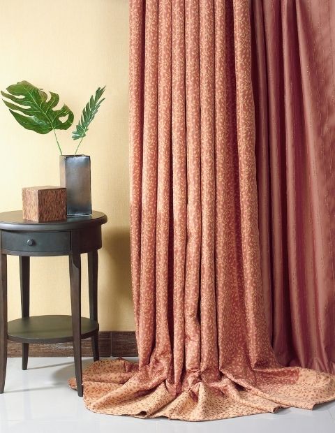 Zarif Desenli Sıcak Tonlu Perde – Modern & Klasik Dekorasyon İçin